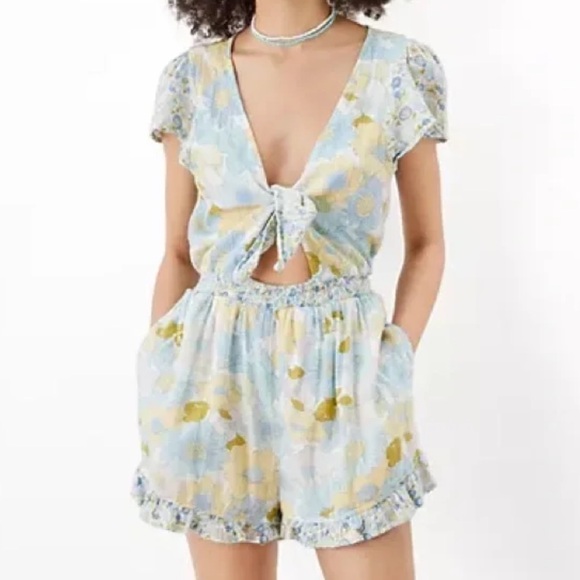 American Eagle Outfitters Pants - American Eagle Floral Cut-Out Tie-Front Romper Ruffled Hem Elastic Waist Sz XS.